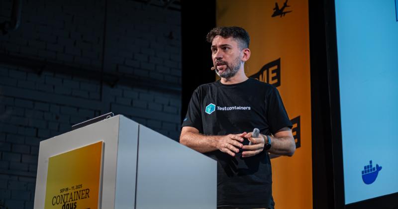 Manuel de la Peña speaking at ContainerDays